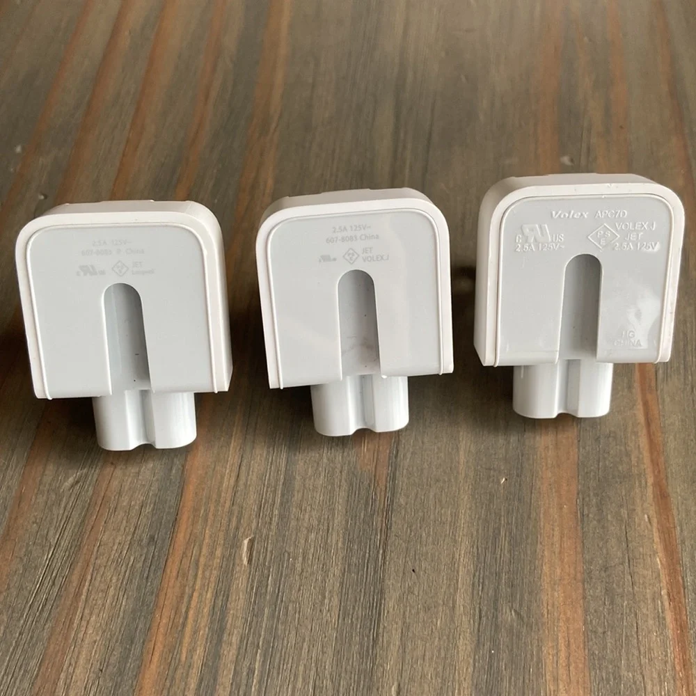AC wall adapter or “duck head” (USA) - set of 5